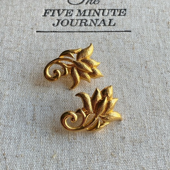 Parisian aesthetic gold tone vintage clip on earrings - Picture 9 of 13